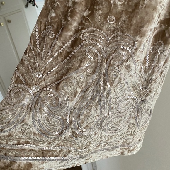 Crunched velvet with beaded detail - Picture 3 of 3